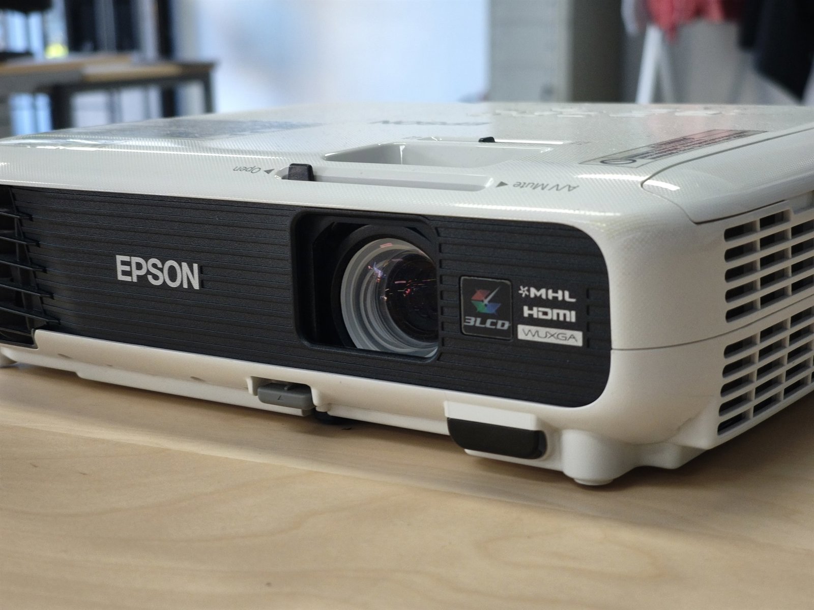 Проектор Epson EB-U04