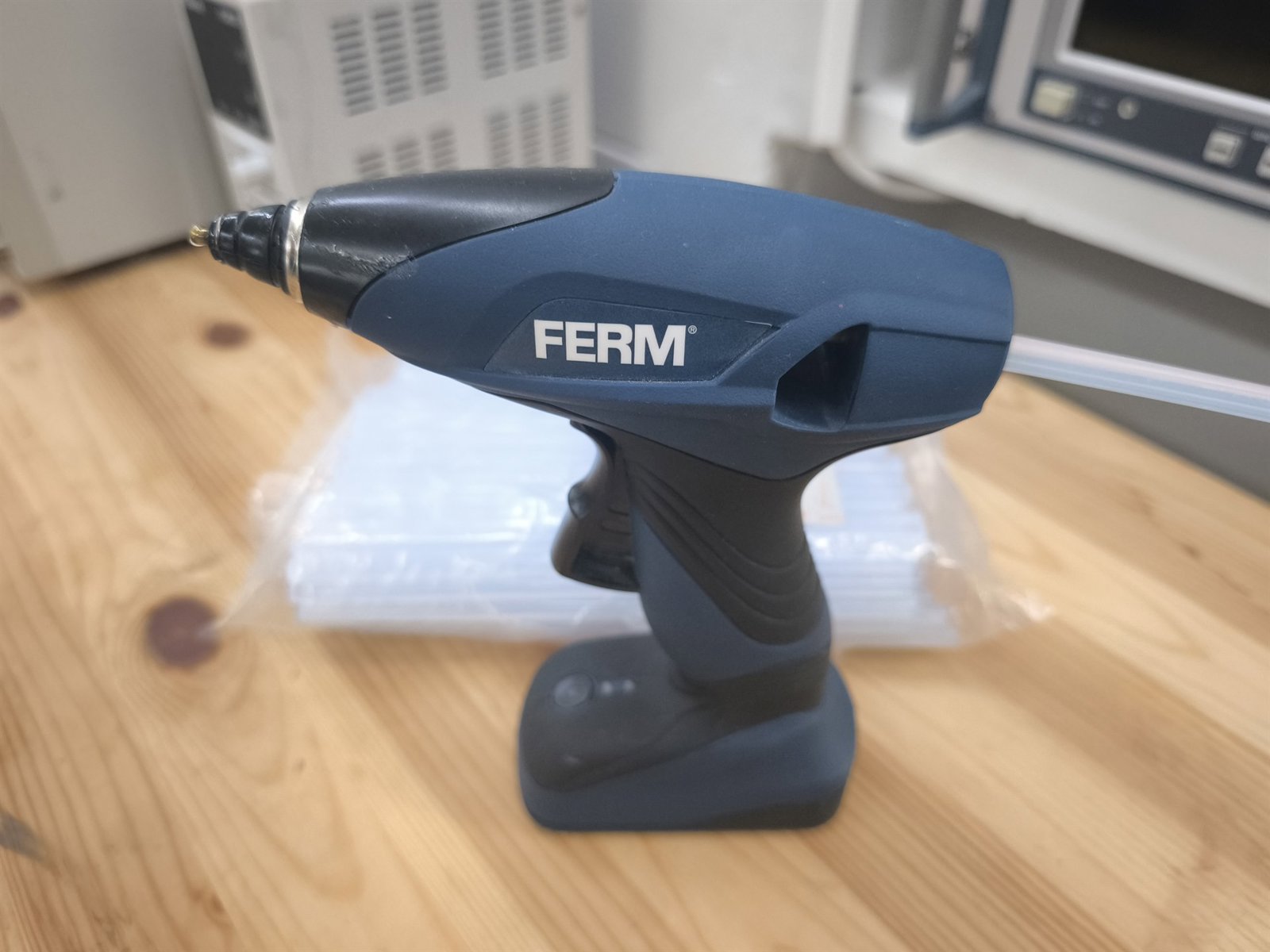 FERM GGM1003 Cordless Glue Gun