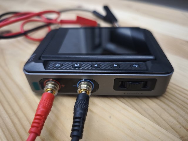 Портативный блок питания FNIRSI DPS-150